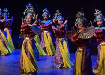 PESERTA SK Kubang Ikan, Kuala Terengganu membuat persembahan tarian gamelan pada Pertandingan Gamelan Melayu Tradisional Senandung Terengganu di Kuala Terengganu, baru-baru ini. – UTUSAN/PUQTRA HAIRRY ROSLI