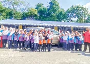 MURID bersama pengangkutan percuma yang disediakan oleh pihak pengurusan Masjid Al Hidayah, Kampung Batu 8, Jalan Tanjung Tualang di Kampar. - UTUSAN/MEGAT LUTFI MEGAT RAHIM