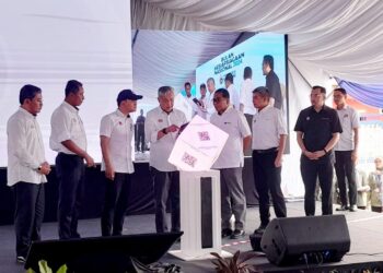 AHMAD ZAHID Hamidi (empat dari kiri) melancarkan Sambutan Bulan Kesiapsiagaan Nasional di Pusat Pemindahan Kekal Bencana (PPKB) di Dewan Serbaguna Taman Kota Jaya, Kota Tinggi.