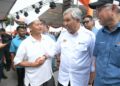 AHMAD Zahid Hamidi beramah mesra bersama pengunjung Hari Terbuka Malaysia Madani, Unisel Depani dan Kelapa Fest di Bagan Datuk hari ini. - UTUSAN/ZULFACHRI ZULKIFLI