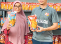 PENGASAS ZS Maju Products, Zaiton Salleh bersama Pengarah syarikat, Ahmad Asyraf Hakimi Saupi menunjukkan produknya yang telah mendapatkan halal sejak 2010.