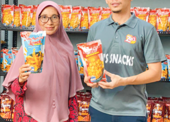 PENGASAS ZS Maju Products, Zaiton Salleh bersama Pengarah syarikat, Ahmad Asyraf Hakimi Saupi menunjukkan produknya yang telah mendapatkan halal sejak 2010.