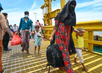 SEJUMLAH pelarian etnik Rohingya yang diselamatkan tiba di Labuhan Haji di selatan wilayah Aceh, Indonesia pada 24 Oktober lalu. - AFP