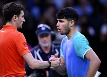 PEMAIN Perancis, Ugo Humbert (kiri) berjabat tangan dengan Carlos Alcaraz pada perlawanan pusingan kedua Paris Masters, di Accor Arena, Paris. - AFP