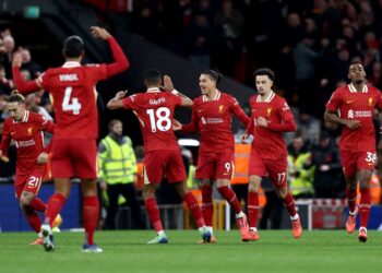 PEMAIN Liverpool meraikan kejayaan mereka menumpaskan Brighton 2-1 di Anfield.-AFP