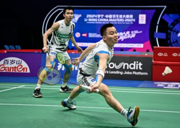 AARON Chia (kanan) dan Soh Wooi Yik ketika beraksi pada perlawanan suku akhir China Masters 2024 di Arena Shenzen, semalam. - AFP