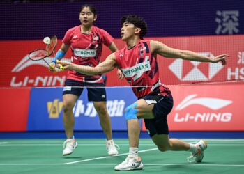 HOO Pang Ron-Cheng Su Yin tewas kepada pasangan tuan rumah, Feng Yan Zhe-Huang Dong Ping 23-21, 23-25, 16-21 pada perlawanan akhir China Masters 2024 di Shenzhen, hari ini. - AFP