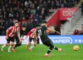 PENYERANG Liverpool, Mohamed Salah menyempurnakan sepakan penalti ketika perlawanan menentang Southampton di Stadium St Mary's, hari ini. - AFP