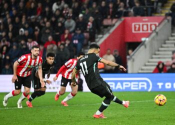 PENYERANG Liverpool, Mohamed Salah menyempurnakan sepakan penalti ketika perlawanan menentang Southampton di Stadium St Mary's, hari ini. - AFP