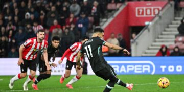 PENYERANG Liverpool, Mohamed Salah menyempurnakan sepakan penalti ketika perlawanan menentang Southampton di Stadium St Mary's, hari ini. - AFP