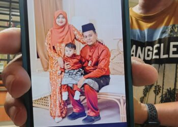 MOHAMAD Nasrul Azwan Mohd. Adnan menunjukkan gambar kenangan bersama arwah isterinya, Nurul Farhana Yahaya dan anak tunggal mereka, Emir Rayyan.