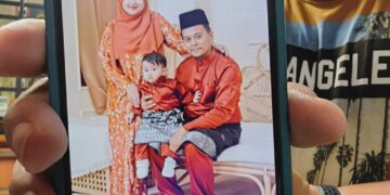 MOHAMAD Nasrul Azwan Mohd. Adnan menunjukkan gambar kenangan bersama arwah isterinya, Nurul Farhana Yahaya dan anak tunggal mereka, Emir Rayyan.