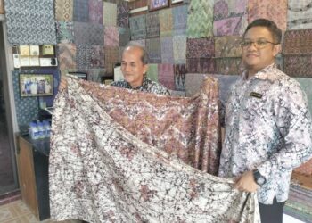 MOHD. Hafiz Abdul Halim (kanan) bersama Adiguru Kraf Batik Blok, Ibrahim Deraman ketika mengunjungi bengkel Kraf Batik Blok di Kampung Talak, Tumpat, Kelantan, semalam. - MINGGUAN/ROHANA ISMAIL