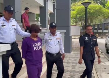 SUSPEK dibawa ke Mahkamah Majistret Seremban hari ini bagi permohonan reman terhadapnya selepas lori muatan batu kuari yang dipandunya merempuh tiga kereta di Jalan Salak Tinggi-Nilai, petang semalam.