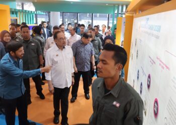 ANWAR Ibrahim meninjau pameran sempena Majlis Sambutan Jubli Intan 75 tahun Jabatan Perangkaan Malaysia (DOSM) di Pusat Konvensyen PICCA, Butterworth, Pulau Pinang, hari ini. - UTUSAN/IQBAL HAMDAN