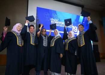 TIGA pasangan suami isteri bergambar bersama bersempena Istiadat Konvokesyen Universiti Malaysia Perlis (Unimap) Ke-19 Dewan Ilmu, Pauh Putra, Arau, Perlis semalam. UTUSAN/IZLIZAN OTHMAN