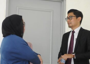 FAUZIAH Nordin berbual dengan Syufri A. Samad ketika hadir bagi mendengar keputusan kes kakaknya, Jahidah di Mahkamah Sesyen Johor Bahru, semalam.