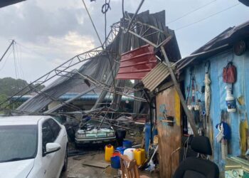 LEBIH 30 rumah dan beberapa kenderaan dihempap pokok akibat kejadian ribut dan hujan lebat yang melanda sekitar Segamat.