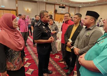 AYOB Khan Mydin Pitchay (tengah) beramah mesra dengan sebahagian pegawai kerajaan yang hadir pada Sambutan Hari Integriti Peringkat Pentadbiran Kerajaan Negeri Sembilan di Seremban hari ini. - UTUSAN/NAZARUDIN SHAHARI