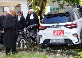 HAKIM Mahkamah Tinggi, Datuk Bhupindar Singh Gucharan Singh Preet (dua kanan) dan barisan peguam memeriksa kenderaan yang merupakan antara barang kes pada perbicaraan kes bunuh yang membabitkan pegawai kanan polis di Mahkamah Tinggi Ipoh hari ini. - UTUSAN/MUHAMAD NAZREEN SYAH MUSTHAFA