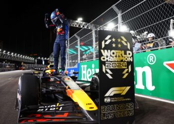 JUARA dunia Formula Satu (F1) 2024, Max Verstappen meraikan di parc ferme ketika Grand Prix (GP) Las Vegas di litar Las Vegas Strip, Amerika Syarikat (AS), hari ini. - AFP