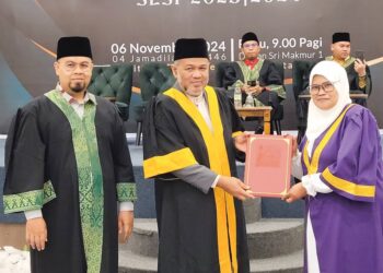 MUHAMMAD Hana Fizi Abdullah (tengah) menyampaikan sijil khatam al-Quran kepada para peserta pada Majlis Graduasi Kembara al-Quran Siri 2 Masjid Jamek Tengku Muhammad Faris Petra 2023/2024 di Tunjong, Kota Bharu Kelantan, semalam. – UTUSAN/MUSTAQIM MOHAMED