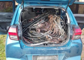 SEBAHAGIAN daripada kabel telekomunikasi yang dicuri dua lelaki dimuatkan dalam kereta Perodua Axia di Dungun, semalam.  - UTUSAN/NIK NUR IZZATUL HAZWANI NIK ADNAN