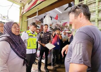 FUZIAH Salleh ketika turun padang pada program Kita Gempur Zon Utara di Pantai Johor, Alor Setar, Kedah, semalam.