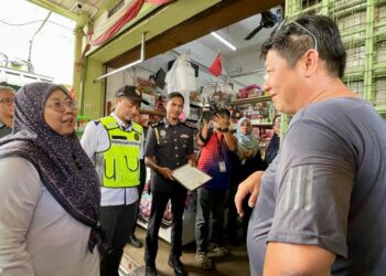 FUZIAH Salleh ketika turun padang pada program Kita Gempur Zon Utara di Pantai Johor, Alor Setar, hari ini.