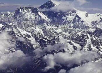 GUNUNG Everest mempunyai ketinggian 8,848.86 meter.