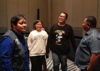 AZALINA Othman Said (kiri) bersama Nurazlin Zulkifli (dua dari kiri) dan Mohd. Sofi Khairul Fadzilah (dua dari kanan) selepas sidang akhbar di sebuah hotel di Bandar Penawar, Kota Tinggi, Johor.