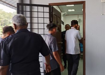 SEBAHAGIAN daripada lapan orang pelajar lelaki dan keluarga mereka hadir di Mahkamah Majistret Kuala Pilah hari ini bagi berdepan pertuduhan menyebabkan kecederaan ke atas pelajar lain di sebuah sekolah swasta di Rembau bulan lalu. - UTUSAN/NOR AINNA HAMZAH