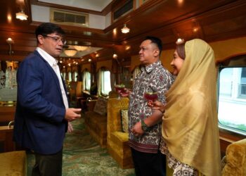 TUANKU Syed Faizuddin Putra Jamalullail (dua dari kanan) bersama Tuanku Dr. Hajah Lailatul Shahreen Akashah Khalil (kanan) berkenan meninjau perkhidmatan keretapi mewah E&O di Bukit Keteri, Padang Besar, Perlis. -UTUSAN