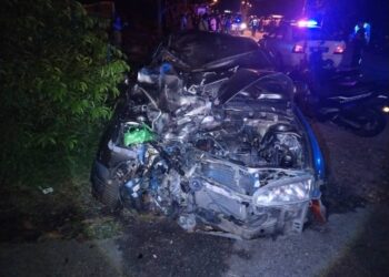 BAHAGIAN hadapan Proton Wira remuk selepas terlibat nahas dengan sebuah motosikal di Jalan Jeram, Masjid Tanah, Melaka.