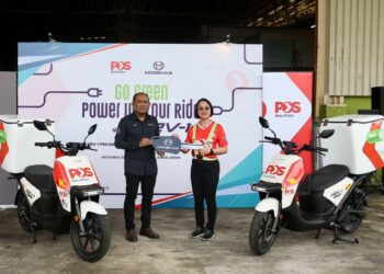 FIONA Liao menerima motosikal elektrik Modenas MEV-1 PRO untuk kegunaan posmen daripada Roslan Roskan pada majlis penyerahan di Kilang Modenas di Gurun, Sungai Petani. - UTUSAN / SHAHIR NOORDIN