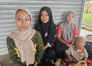 NOR Amaleen Shahila Saiful Azrin (tengah) dan Naziera Shahiza (kiri) menemani ibu mereka, Norazilah Mamat di Hulu Terengganu, semalam. – UTUSAN/NOOR HAYATI MAMAT