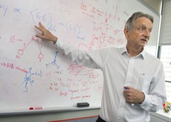 GEOFFREY Hinton yang dikenali sebagai bapa kecerdasan buatan (AI) meluahkan kebimbangan mengenai potensi dan risiko teknologi itu.