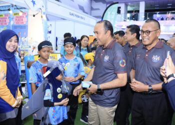 MOHD. JAFNI Md. Shukor (kiri) berbual dengan pelajar semasa melawàt gerai pameran pada Karnival Iskandar Puteri Rendah Karbon 2024 di MBIP, Iskandar Puteri.