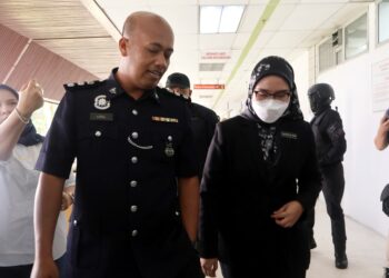 MAJISTRET Nadratun Naim Mohd Saidi (dua, kanan) ketika hadir ke Hospital Pulau Pinang (HPP) untuk mendengar prosiding kes pembunuhan dua beranak membabitkan seorang pekerja kilang, hari ini.-UTUSAN/IQBAL HAMDAN