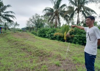 IZHAM Abu menunjukkan trek  basikal BMX dan MTB yang telah hilang di Parit Sikom Esplanade diambil alih untuk sukan ATV di Pontian.