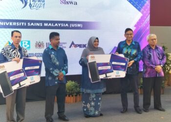 ABDUL RAHMAN Mohamed (dua dari kanan) mewakili USM menerima sumbangan set televisyen dan komputer  daripada Nur-ul Afida Kamaludin (tiga dari kanan) sempena Program Jelajah HAWANA 2024 Bersama Siswa bagi Zon Utara di Universiti Sains Malaysia (USM) di Pulau Pinang, hari ini.