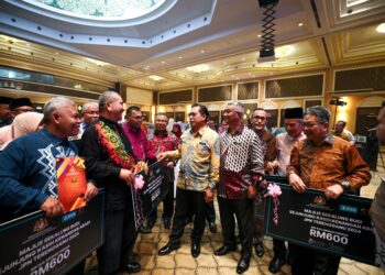 AZMAN Adnan (tengah) beramah mesra bersama guru dan kakitangan Kementerian Pendidikan yang bersara selepas Majlis Sekalung Budi Sejunjung Kasih Kenangan Abadi di Kuala Terengganu, hari ini.   - UTUSAN/KAMALIZA KAMARUDDIN