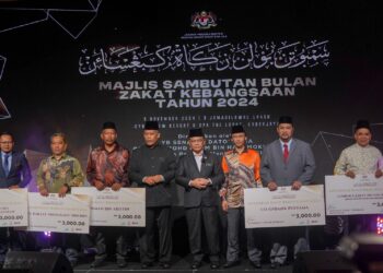 MOHD  Na'im Mokhtar bergambar selepas menyampaikan anugerah zakat kebangsaan kepada para penerima pada Majlis Sambutan Bulan Zakat Kebangsaan 2024 di Cyberjaya. - UTUSAN/FAISOL MUSTAFA