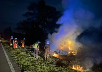 PORSCHE dipandu wanita berkenaan terbakar selepas terlibat kemalangan dengan Perodua Kancil di Kilometer 18 Jalan Kuala Sedili-Tanjung Balau di sini malam tadi.