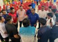 ZAMBRY Abdul Kadir (tengah) bermesra bersama mahasiswa selepas Konvensyen Barisan Nasional (BN) Perlis 2024 di sebuah hotel di Kangar, Perlis hari ini. - UTUSAN/ASYRAF MUHAMMAD