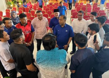 ZAMBRY Abdul Kadir (tengah) bermesra bersama mahasiswa selepas Konvensyen Barisan Nasional (BN) Perlis 2024 di sebuah hotel di Kangar, Perlis hari ini. - UTUSAN/ASYRAF MUHAMMAD