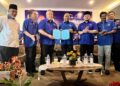 ZAMBRY Abdul Kadir (empat dari kiri) menunjukkan resolusi yang diserahkan menerusi Konvensyen BN Perlis 2024 di salah sebuah hotel di Kangar, Perlis hari ini. - UTUSAN/ASYRAF MUHAMMAD