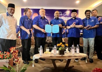 ZAMBRY Abdul Kadir (empat dari kiri) menunjukkan resolusi yang diserahkan menerusi Konvensyen BN Perlis 2024 di salah sebuah hotel di Kangar, Perlis hari ini. - UTUSAN/ASYRAF MUHAMMAD