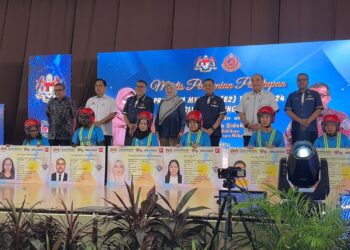 FADHLINA Sidek (tengah) bersama penerima lesen B2 di Kampus Kejuruteraan USM, Nibong Tebal, Pulau Pinang hari ini.