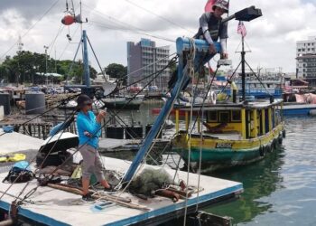 KAKITANGAN MRF melakukan penandaan bagi memantau populasi penyu di Pulau Mantanani, Kota Belud.